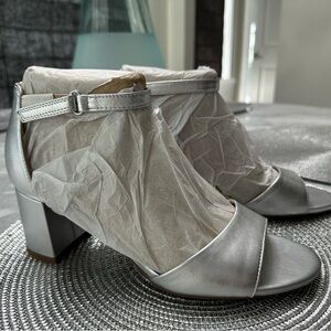Easy Spirit Silver Women's Heels Sz 10 Like New